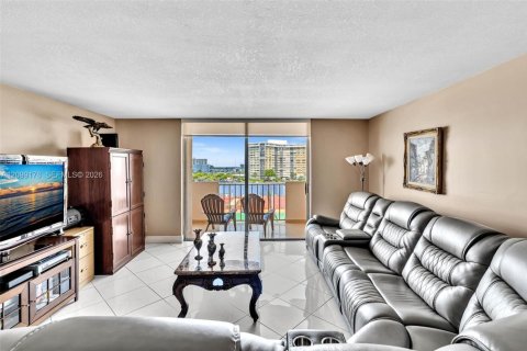 Condo in Hallandale Beach, Florida, 1 bedroom  № 2402293 - photo 14