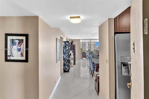 Condo in Hallandale Beach, Florida, 1 bedroom  № 2402293 - photo 3
