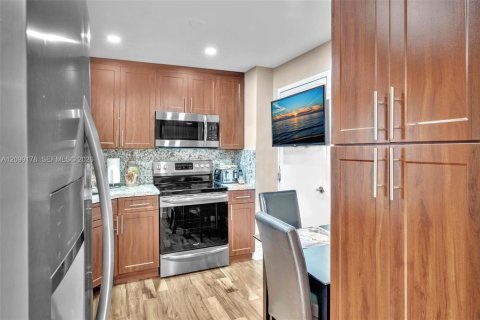 Condo in Hallandale Beach, Florida, 1 bedroom  № 2402293 - photo 4