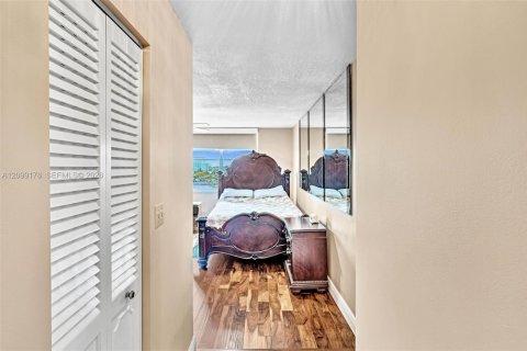 Condo in Hallandale Beach, Florida, 1 bedroom  № 2402293 - photo 10