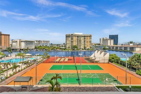 Condo in Hallandale Beach, Florida, 1 bedroom  № 2402293 - photo 25