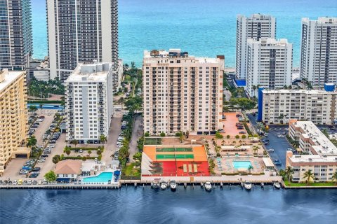 Condo in Hallandale Beach, Florida, 1 bedroom  № 2402293 - photo 27