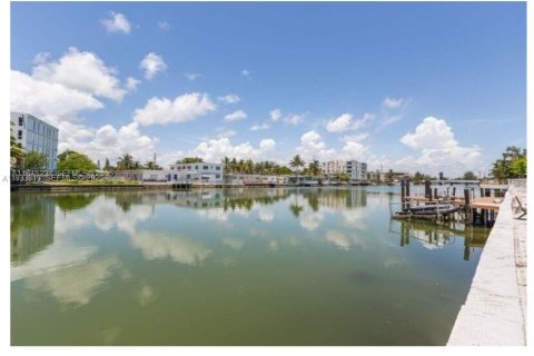 Снять в аренду квартиру в Майами-Бич, Флорида 630.71м2, № 1992068 - фото 1