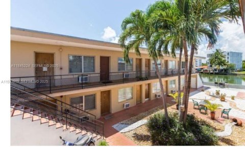 Снять в аренду квартиру в Майами-Бич, Флорида 630.71м2, № 1992068 - фото 2