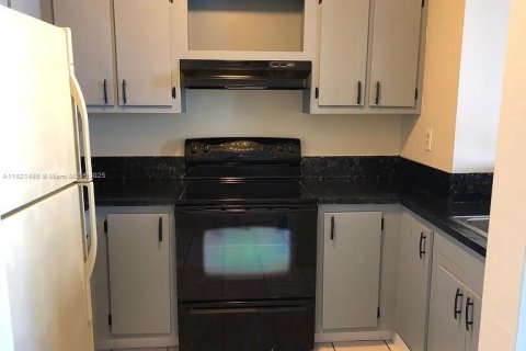 Condo in Miami, Florida, 1 bedroom  № 1784089 - photo 7