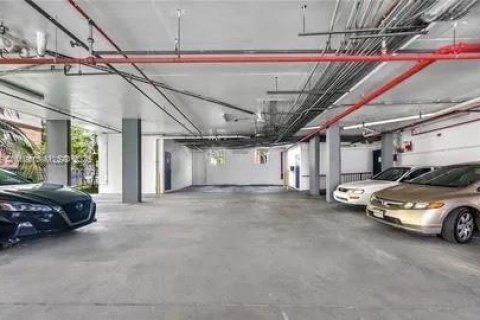 Condo in Miami, Florida, 1 bedroom  № 1784089 - photo 12