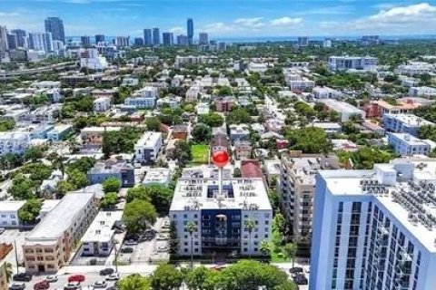 Condo in Miami, Florida, 1 bedroom  № 1784089 - photo 1