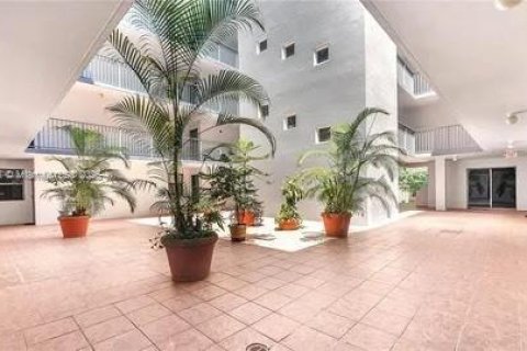 Condo in Miami, Florida, 1 bedroom  № 1784089 - photo 13