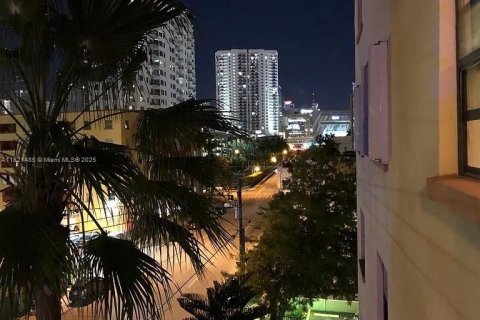 Condo in Miami, Florida, 1 bedroom  № 1784089 - photo 11