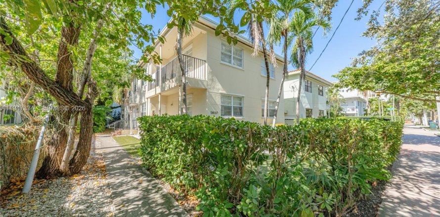 Commercial property in Miami Beach, Florida № 2003524