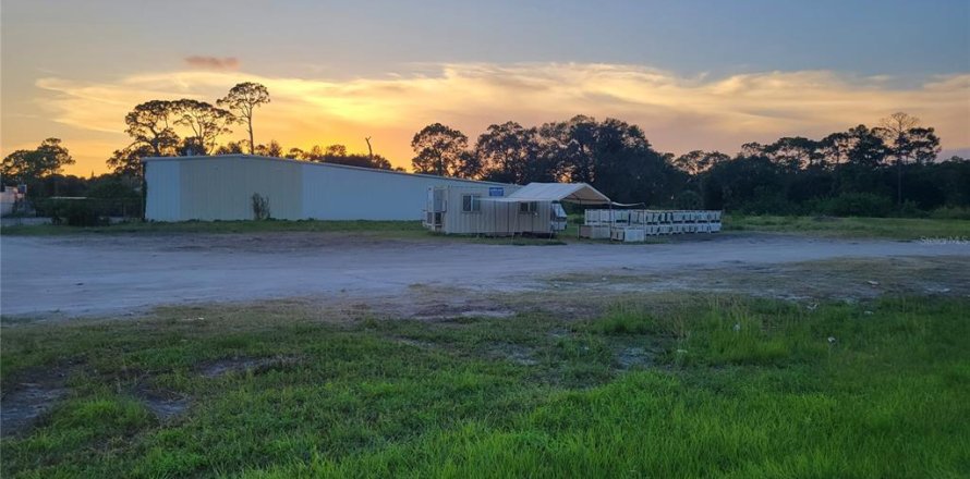 Propiedad comercial en Okeechobee, Florida 590.67 m2 № 689264