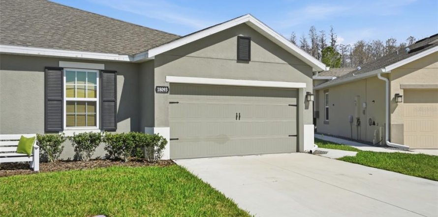 Casa en Land O' Lakes, Florida 3 dormitorios, 142.33 m2 № 2098572