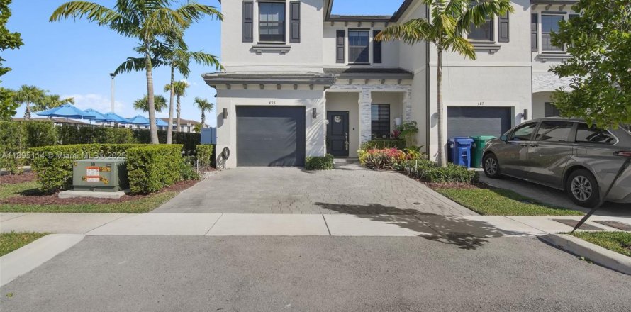 Таунхаус в Майами-Гарденс, Флорида 3 спальни, 148.18м2 № 2014221