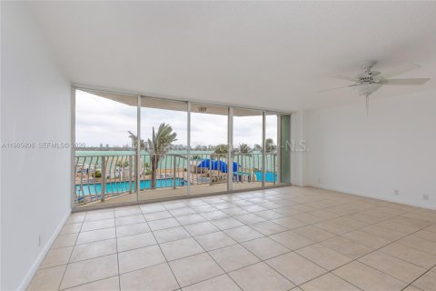 Снять в аренду кондоминиум в Норт-Бей-Виллидж, Флорида 2 спальни, 98.57м2, № 2055586 - фото 13