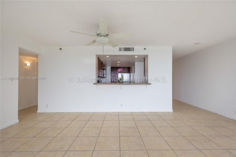 Снять в аренду кондоминиум в Норт-Бей-Виллидж, Флорида 2 спальни, 98.57м2, № 2055586 - фото 8