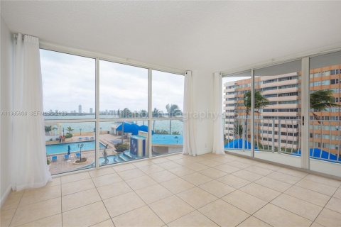 Снять в аренду кондоминиум в Норт-Бей-Виллидж, Флорида 2 спальни, 98.57м2, № 2055586 - фото 16