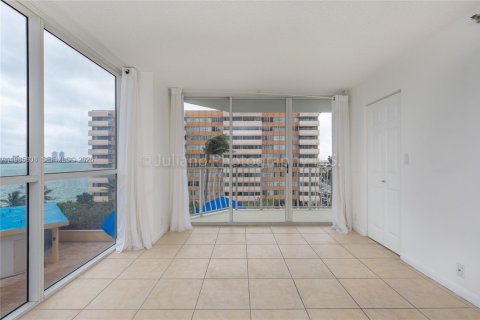 Снять в аренду кондоминиум в Норт-Бей-Виллидж, Флорида 2 спальни, 98.57м2, № 2055586 - фото 17