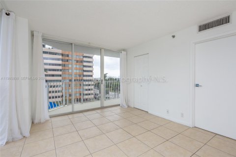 Снять в аренду кондоминиум в Норт-Бей-Виллидж, Флорида 2 спальни, 98.57м2, № 2055586 - фото 14