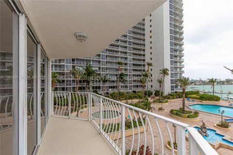 Снять в аренду кондоминиум в Норт-Бей-Виллидж, Флорида 2 спальни, 98.57м2, № 2055586 - фото 25