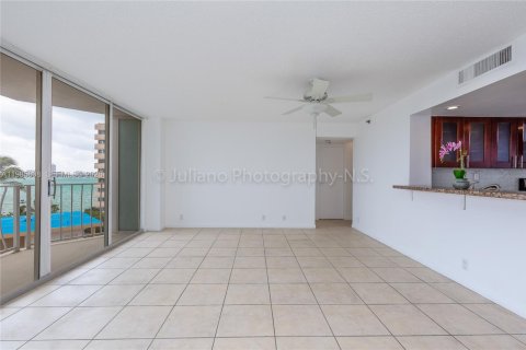 Снять в аренду кондоминиум в Норт-Бей-Виллидж, Флорида 2 спальни, 98.57м2, № 2055586 - фото 7