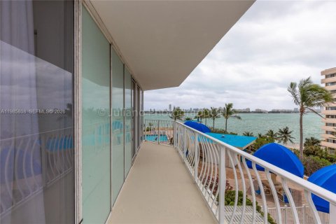 Снять в аренду кондоминиум в Норт-Бей-Виллидж, Флорида 2 спальни, 98.57м2, № 2055586 - фото 3