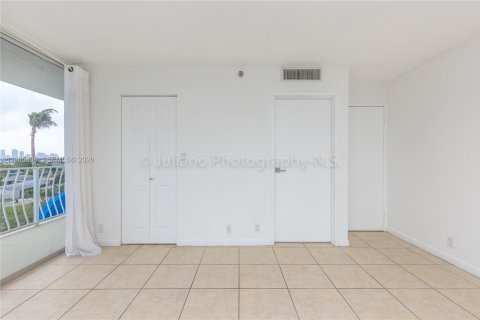 Снять в аренду кондоминиум в Норт-Бей-Виллидж, Флорида 2 спальни, 98.57м2, № 2055586 - фото 15