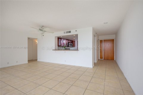 Снять в аренду кондоминиум в Норт-Бей-Виллидж, Флорида 2 спальни, 98.57м2, № 2055586 - фото 12