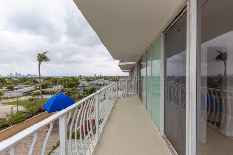 Снять в аренду кондоминиум в Норт-Бей-Виллидж, Флорида 2 спальни, 98.57м2, № 2055586 - фото 4