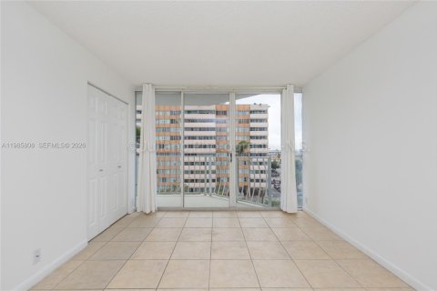 Снять в аренду кондоминиум в Норт-Бей-Виллидж, Флорида 2 спальни, 98.57м2, № 2055586 - фото 21