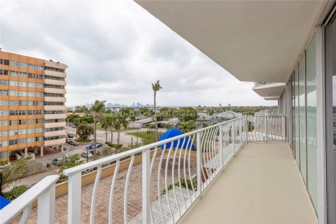 Снять в аренду кондоминиум в Норт-Бей-Виллидж, Флорида 2 спальни, 98.57м2, № 2055586 - фото 2