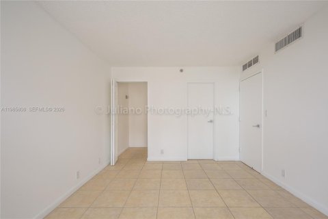 Снять в аренду кондоминиум в Норт-Бей-Виллидж, Флорида 2 спальни, 98.57м2, № 2055586 - фото 23