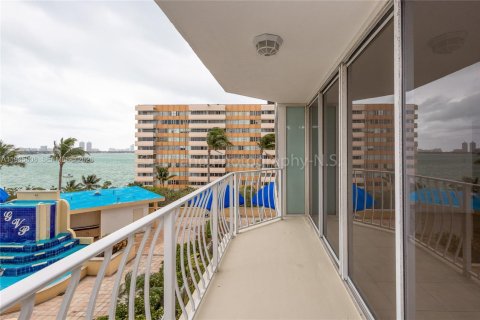 Снять в аренду кондоминиум в Норт-Бей-Виллидж, Флорида 2 спальни, 98.57м2, № 2055586 - фото 26