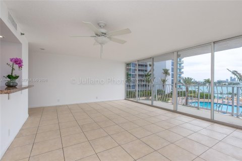 Снять в аренду кондоминиум в Норт-Бей-Виллидж, Флорида 2 спальни, 98.57м2, № 2055586 - фото 5