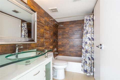 Снять в аренду кондоминиум в Норт-Бей-Виллидж, Флорида 2 спальни, 98.57м2, № 2055586 - фото 19