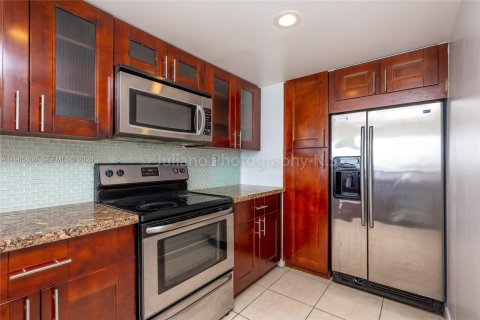 Снять в аренду кондоминиум в Норт-Бей-Виллидж, Флорида 2 спальни, 98.57м2, № 2055586 - фото 11