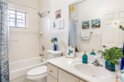 House in Hialeah, Florida 3 bedrooms, 137.22 sq.m. № 1935872 - photo 19