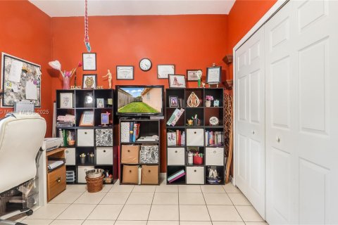 House in Hialeah, Florida 3 bedrooms, 137.22 sq.m. № 1935872 - photo 18