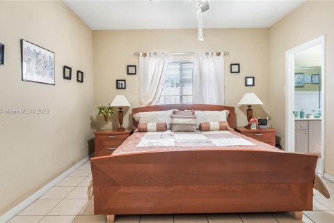 House in Hialeah, Florida 3 bedrooms, 137.22 sq.m. № 1935872 - photo 22