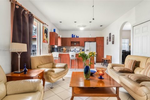 House in Hialeah, Florida 3 bedrooms, 137.22 sq.m. № 1935872 - photo 10