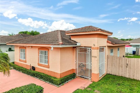 House in Hialeah, Florida 3 bedrooms, 137.22 sq.m. № 1935872 - photo 2