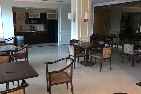Condo in Hallandale Beach, Florida, 1 bedroom  № 2018022 - photo 20