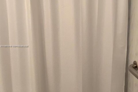 Condo in Hallandale Beach, Florida, 1 bedroom  № 2018022 - photo 15