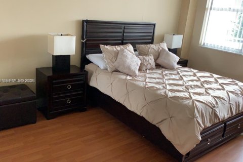 Condo in Hallandale Beach, Florida, 1 bedroom  № 2018022 - photo 7