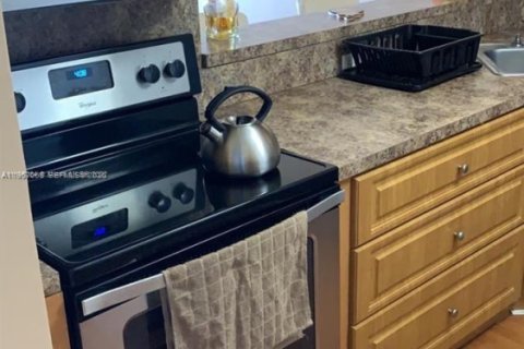 Condo in Hallandale Beach, Florida, 1 bedroom  № 2018022 - photo 4
