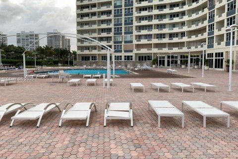 Condo in Hallandale Beach, Florida, 1 bedroom  № 2018022 - photo 29