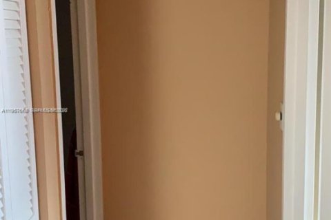 Condo in Hallandale Beach, Florida, 1 bedroom  № 2018022 - photo 12