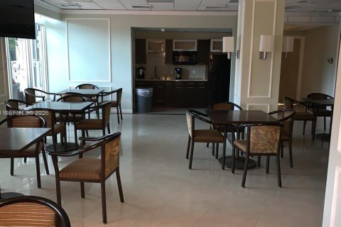 Condo in Hallandale Beach, Florida, 1 bedroom  № 2018022 - photo 21