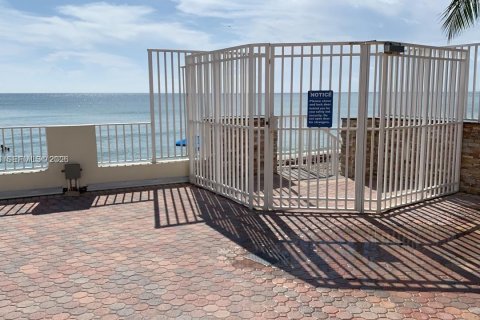 Condo in Hallandale Beach, Florida, 1 bedroom  № 2018022 - photo 25