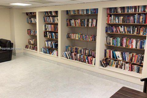 Condo in Hallandale Beach, Florida, 1 bedroom  № 2018022 - photo 26