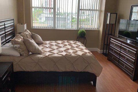 Condo in Hallandale Beach, Florida, 1 bedroom  № 2018022 - photo 6